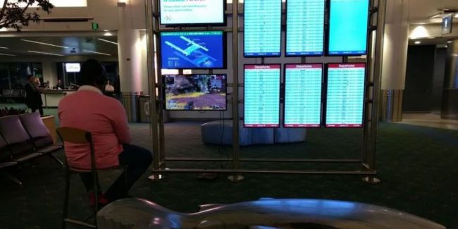 In USA un uomo si connette al monitor dell’aeroporto per giocare ad Apex Legends