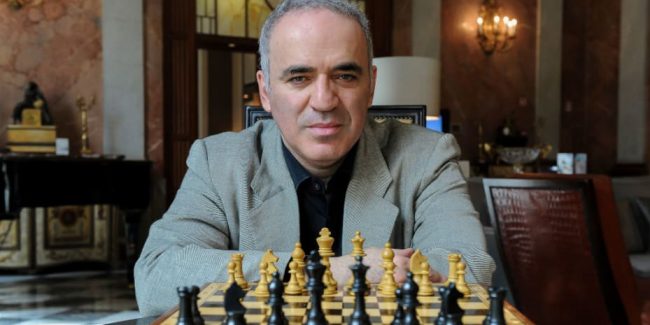 Il campione di scacchi Garry Kasparov si mette alla prova: ecco l’origine del suo arrivo su Hearthstone